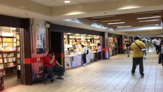 書店がたくさんの地下街