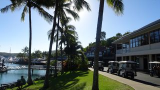 青い港に連なるヨットはハミルトン島の象徴