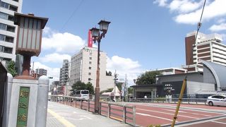 場所柄でしょう桜の模様が目に留まるところです