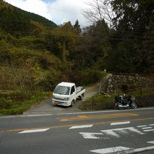 このトラックが出てきている道を上がる。