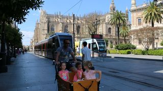 旧市街一の賑やかな大通り