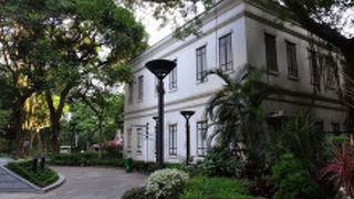 公園内にある白亜の建物