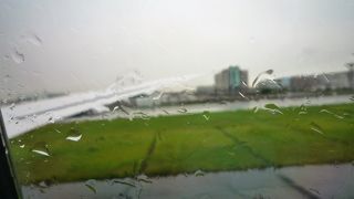 広い空港で混雑しているので早めの訪問をお勧めします