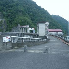 堰堤上の中ほどに鎖によるバリケードあり