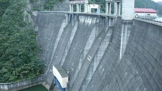 堤高第２位というアーチが美しい巨大なダム