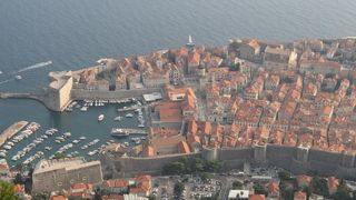 城壁から望むアドリア海