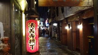 路地の飲食店街。