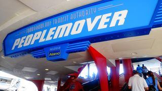 スペースマウンテン内を走る