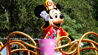 お立ち台のミッキーたちとムーブイット