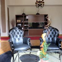 ろびー。フリーの飲み物が棚に置かれている。