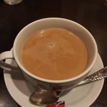 熱々のミルクティーは牛乳の膜が。