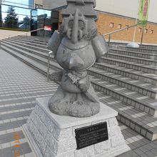 たか丸くんの石像