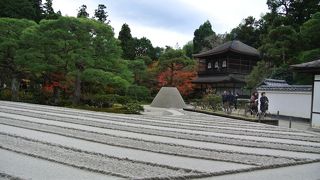 白い砂でできた庭