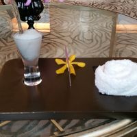 冷たいカクテルを飲みながらチェックイン