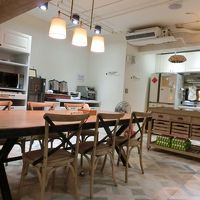 ロビー奥にあるキッチン。朝は簡単な無料朝食が用意されます。