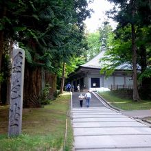 金色堂（見えているのは覆堂）。