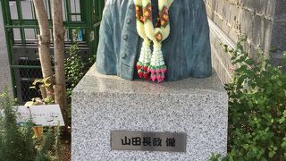山田長政像があります