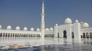 真っ白なモスクは壮大で煌びやかでした。