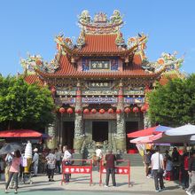 きらびやかな飾りで彩られた外観