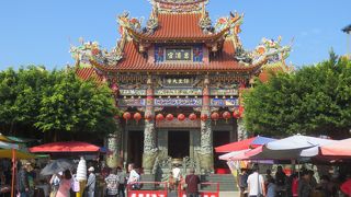 龍虎塔の前に位置するお寺