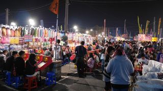 広大な敷地にある夜市