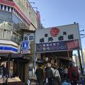 観光客が溢れる市場