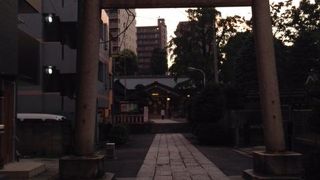 旧東海道沿いにある鎮守様です。