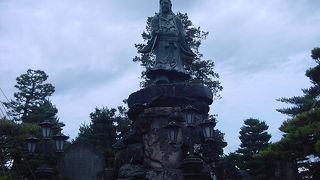 中央に日本武尊像が