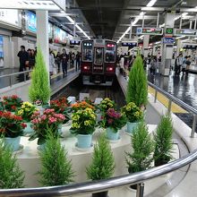 梅田駅は７，８，９番線が神戸線です