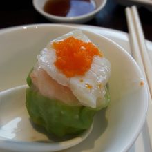 エビプリプリのシュウマイにホタテ貝のスライスとエビコを載せた