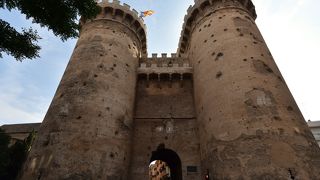 セラーノスの塔と並ぶ城塞の城門