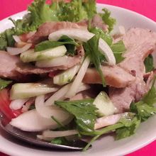 コムヤーン（トントロ）です。ここのは野菜とミックスされてます