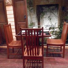 屋内のテーブル席、庭が見えます。