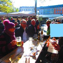 寒さに負けず皆ビール片手に楽しんでします。