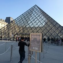 ルーブル美術館　ピラミッド入口
