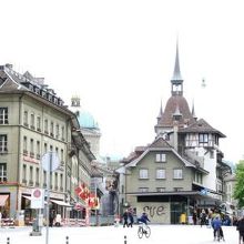 警察署前から。中央の尖端を持つ建物が牢獄塔です。