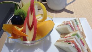 サンドイッチとフルーツプレートのセットがおすすめ