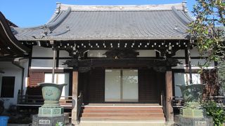 本堂の屋根が珍しいです