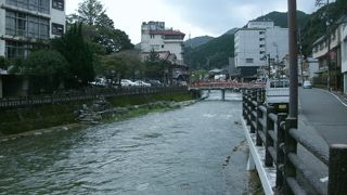 音信川沿は温泉街らしい雰囲気がある