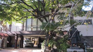 駐車場の上に本堂があります