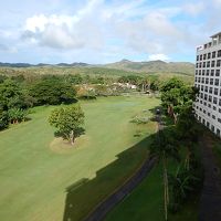 部屋のベランダからの眺望。下はゴルフコースです。