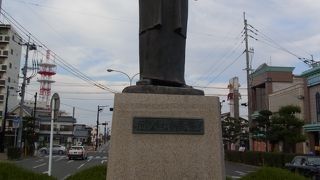 中津駅前に立つ像を見る