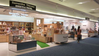 鞄はもちろん、お土産物としてもお薦めできるスイーツも扱っています。