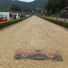 隣の流鏑馬の馬場の中にある「世界一小さい展望台」。
