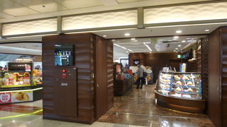 著名な洋菓子やさんが揃っています。