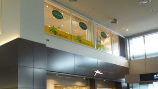 チェックインカウンターの向かい。