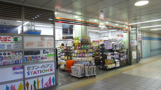 京急線の駅改札を出てすぐ。