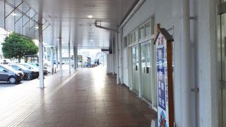 まさに駅の中です。駅に降りるとわかりやすいですが外から来ると見つけにくいです。