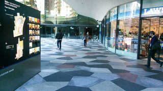 中庭はレストラ・コンビニなど