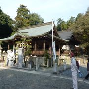 紅葉のシーズンは賑わう神社